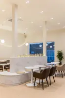 높은 천장과 마블 디테일이 돋보이는 대형 카 인테리어